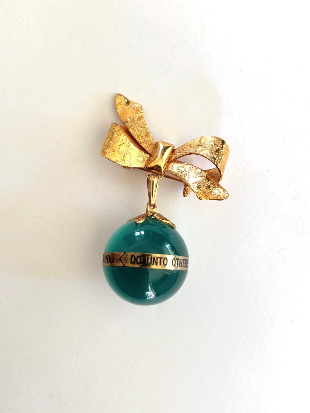 Vintage Golden Rule green teal marble brass band bow brooch pin - Picture 6 of 10